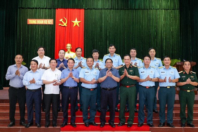Thủ tướng Phạm Minh Chính thăm Trung đoàn không quân 921, khảo sát sân bay quân sự Yên Bái. (Nguồn: VGP)