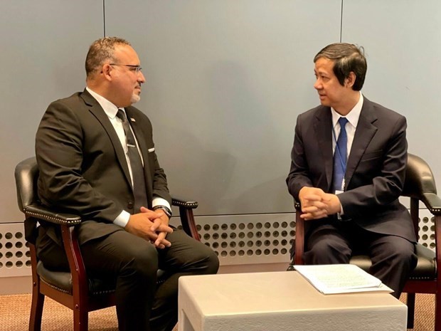 Minister of Education and Training Nguyen Kim Son (R) meets Secretary of Education Miguel Cardona. (Photo: VNA)