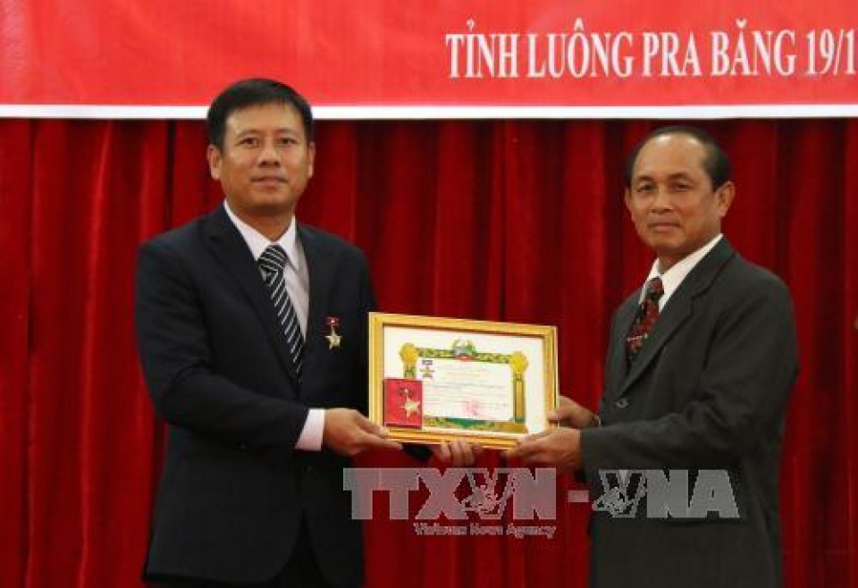 Lào tặng Huy chương Hữu nghị cho TLSQ Việt Nam tại Luang Prabang