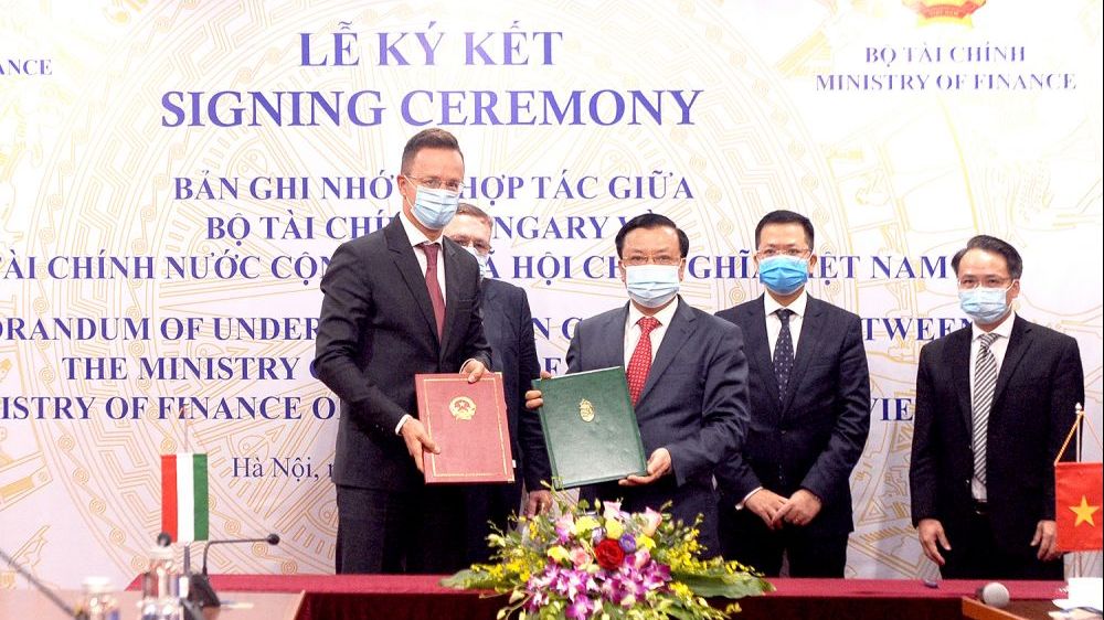 Vietnam, Hungary ink MoU on financial cooperation