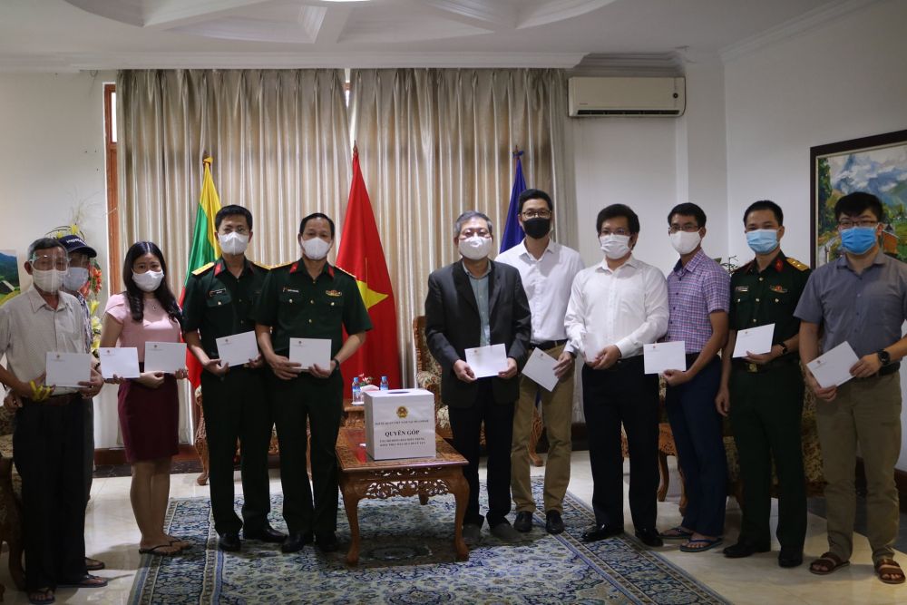 Đại sứ quán Việt Nam tại Myanmar quyên góp ủng hộ đồng bào miền Trung bị lũ lụt