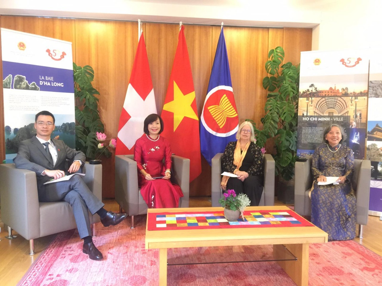 Đại sứ quán Việt Nam tại Thụy Sỹ tham gia chương trình Ngày Việt Nam tại Thụy Sỹ kỷ niệm 50 năm thiết lập quan hệ ngoại giao