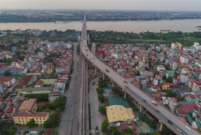 The 3,250 m long Thang Long bridge, inaugurated in 1985, crosses the Red River and connects Noi Bai International Airport and the center of Hanoi. The bridge has two levels with an 11km railway line and motorcycle lanes on the bottom tier and lanes for motor vehicles and pedestrians on the top tier. (Photo: VNA) The 3,250 m long Thang Long bridge, inaugurated in 1985, crosses the Red River and connects Noi Bai International Airport and the center of Hanoi. The bridge has two levels with an 11km railway line and motorcycle lanes on the bottom tier and lanes for motor vehicles and pedestrians on the top tier. (Photo: VNA)