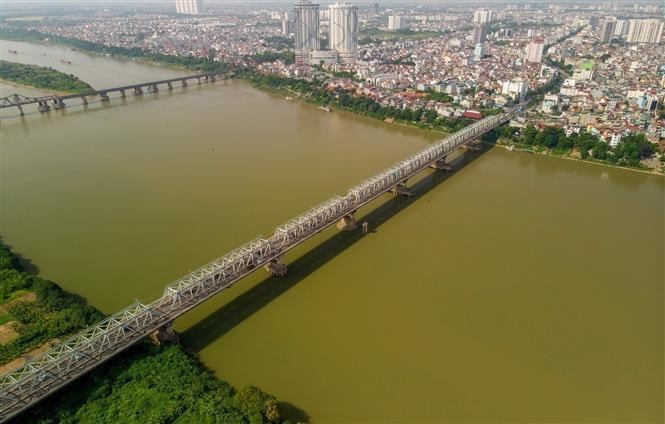 Built between 1983 and 1986, Chuong Duong bridge was the first big bridge in Vietnam to be designed and built by local engineers without technical assistance from foreign experts. The 1,230m long bridge was built using materials left over from the construction of Thang Long bridge, helping to ease the traffic burden on Long Bien Bridge. (Photo: VNA) Built between 1983 and 1986, Chuong Duong bridge was the first big bridge in Vietnam to be designed and built by local engineers without technical assistance from foreign experts. The 1,230m long bridge was built using materials left over from the construction of Thang Long bridge, helping to ease the traffic burden on Long Bien Bridge. (Photo: VNA)