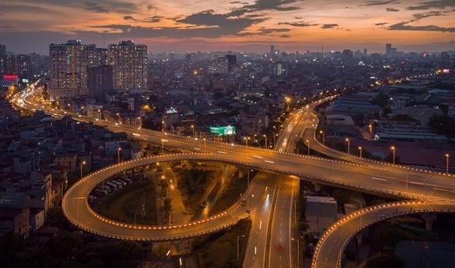 Vinh Tuy bridge, one of seven bridges in Hanoi crossing the Red River, was inaugurated in 2010. Construction of the bridge started on February 3, 2005 with a total investment of nearly 3.6 trillion in the first phase. The 9.5km long gateway has helped ease traffic pressure on Chuong Duong and Long Bien bridges. (Photo: VNA)