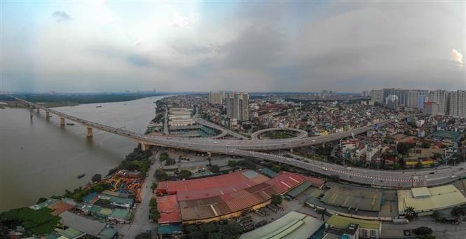 The bridge, consisting of eight spans and four lanes of 19.25 m wide, connects Long Bien and Hai Ba Trung districts. (Photo: VNA) The bridge, consisting of eight spans and four lanes of 19.25 m wide, connects Long Bien and Hai Ba Trung districts. (Photo: VNA)