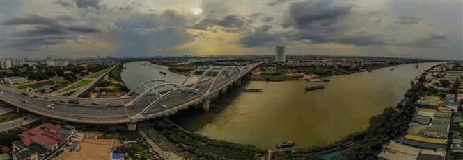 The 1.14km long and 55m wide Dong Tru bridge spans the Duong river and links Long Bien district and the suburban district of Dong Anh. It is recognised as the widest bridge in Vietnam. (Photo: VNA)