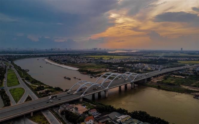 The bridge opened to traffic in 2014. The bridge is considered a breakthrough in the city’s development, contributing to connecting transport infrastructure in north Red River. (Photo: VNA)