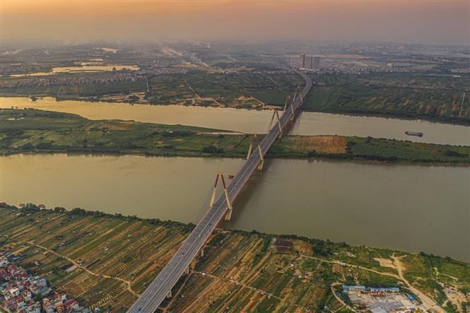 Nhat Tan bridge is a cable-stayed bridge crossing the Red River in Hanoi, inaugurated on January 4, 2015. It forms part of a new six-lane highway linking Hanoi and Noi Bai International Airport. The project is a manisfestation of the Vietnam-Japan cooperation relations. (Photo: VNA) Nhat Tan bridge is a cable-stayed bridge crossing the Red River in Hanoi, inaugurated on January 4, 2015. It forms part of a new six-lane highway linking Hanoi and Noi Bai International Airport. The project is a manisfestation of the Vietnam-Japan cooperation relations. (Photo: VNA)