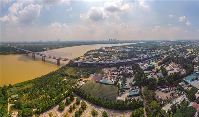 Thanh Tri bridge (completed 2008) is the largest one spanning Red River, connecting Hoang Mai and Long Bien districts. It is one of the longest and widest reinforced concrete bridges in Vietnam. The bridge is over 33.1m wide and has six lanes connecting eastern Hanoi and National Highway 1A. (Photo: VNA) Thanh Tri bridge (completed 2008) is the largest one spanning Red River, connecting Hoang Mai and Long Bien districts. It is one of the longest and widest reinforced concrete bridges in Vietnam. The bridge is over 33.1m wide and has six lanes connecting eastern Hanoi and National Highway 1A. (Photo: VNA)