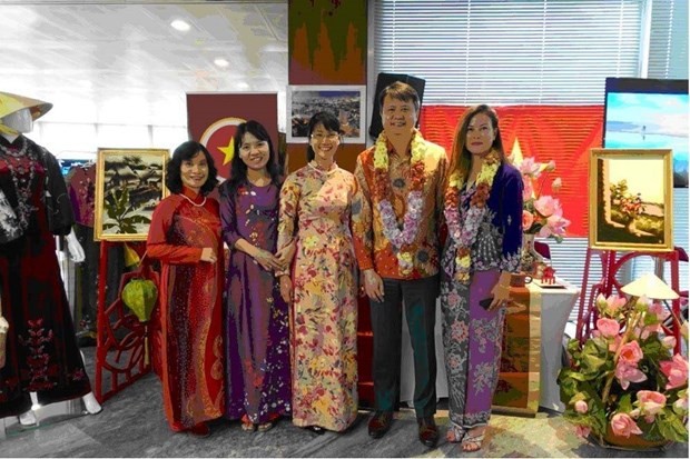 Director General of WIPO and his spouse (the second and first from right) visit the Vietnamese booth. (Photo: VNA)