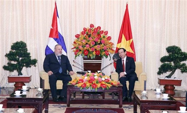 Secretary of the Ho Chi Minh City Party Committee Nguyen Van Nen (R) meets Cuban Prime Minister Manuel Marrero Cruz on October 1. (Photo: VNA)