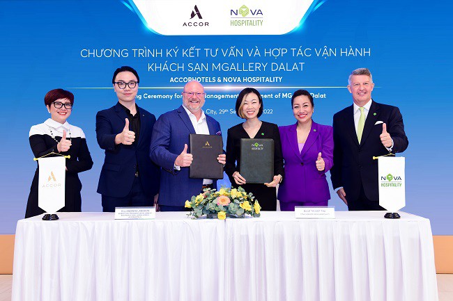 Đại diện Nova Hospitality và Marriott International ký kết tư vấn và hợp tác vận hành khách sạn Fairfield by Marriott Phan Thiet. (Ảnh: NovaGroup)