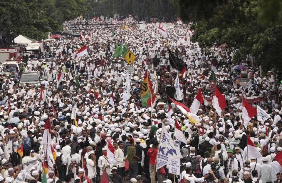 Cảnh sát Indonesia dùng đạn hơi cay giải tán biểu tình