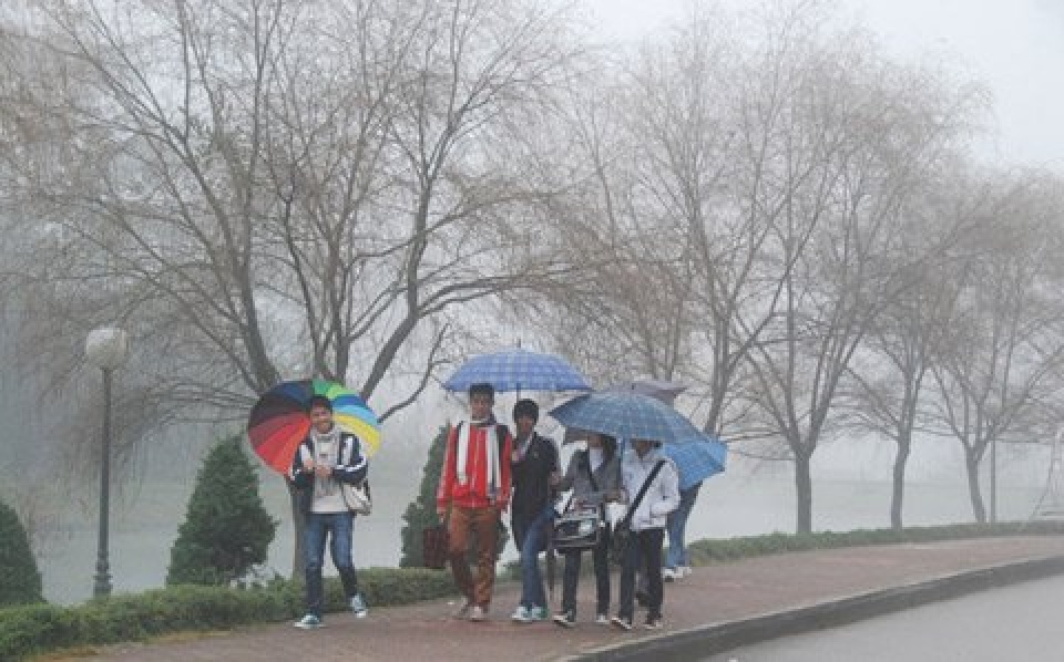 Chiều nay Hà Nội xuất hiện mưa rét, nhiệt độ xuống 15 độ C