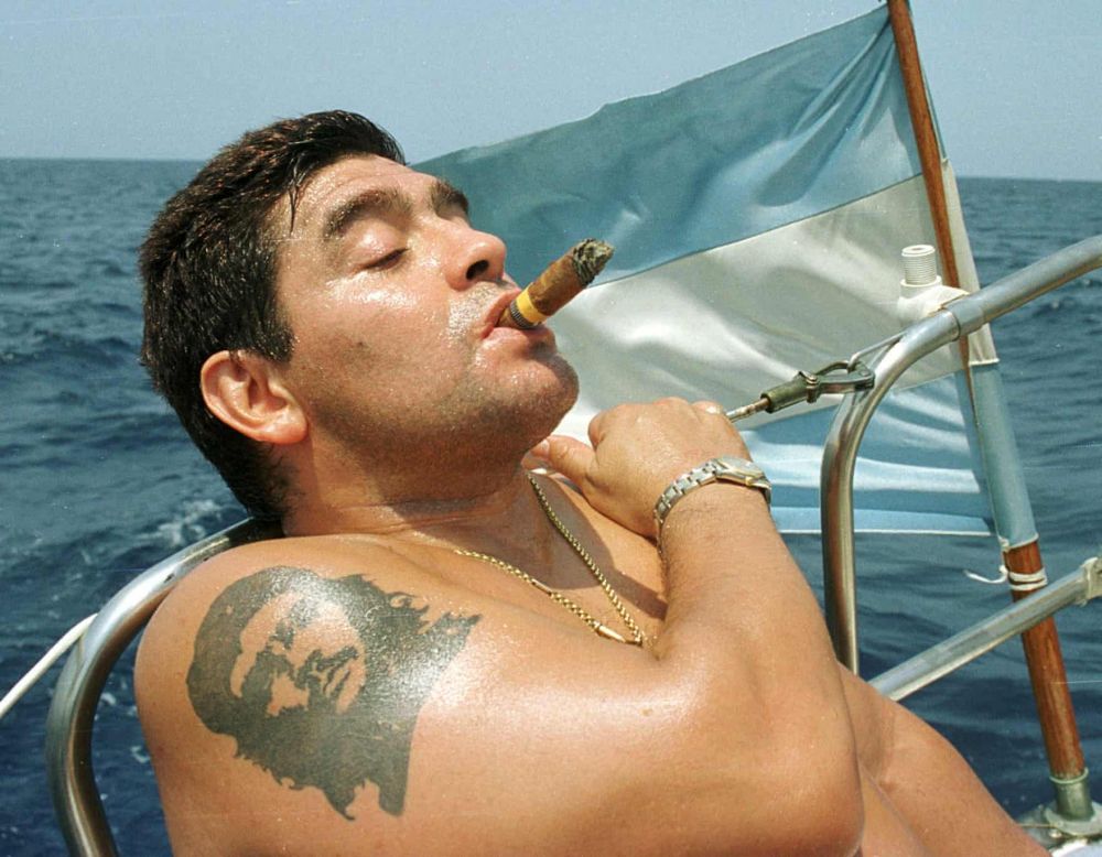 Cuộc đời và sự nghiệp đầy màu sắc của Maradona qua ảnh