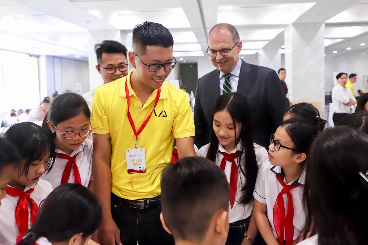 Danish Ambassador Kim H. Christensen in a seminar on STEM in cooperation with the Ministry of Education and Training.