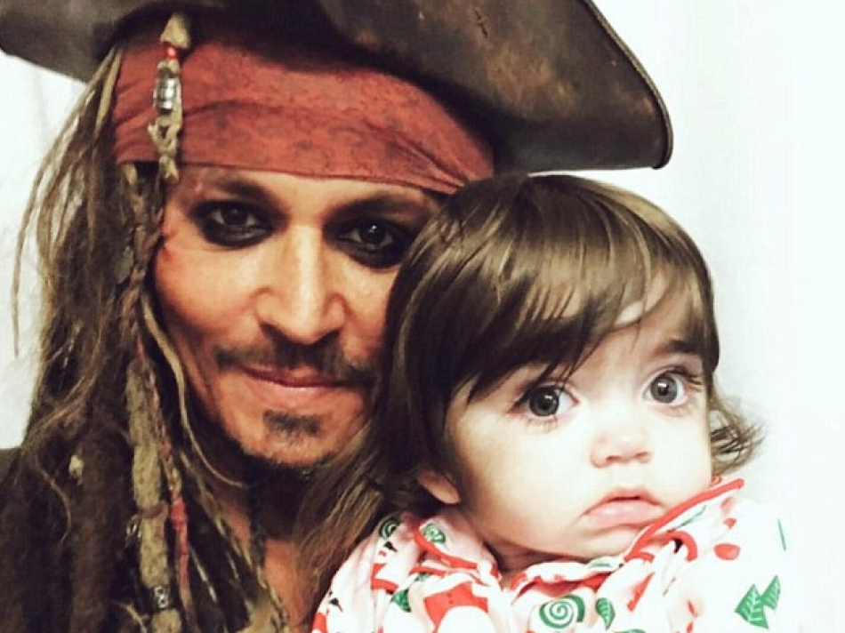Johnny Depp bất ngờ hóa “cướp biển” tới thăm bệnh nhi