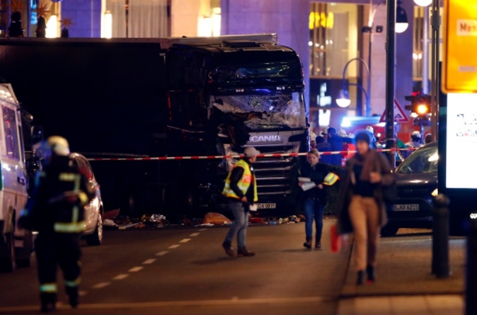 Chợ Giáng sinh ở Berlin bị tấn công bằng xe tải