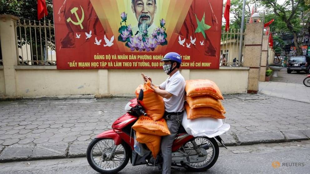 Một nhà tài trợ mang gạo phân phát cho người dân nghèo trong đại dịch Covid-19 tại Hà Nội tháng 4/2020. (Nguồn: Reuters)