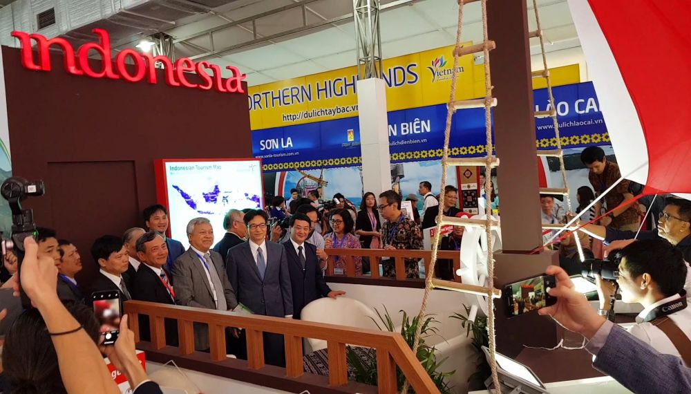 Phó Thủ tướng Vũ Đức Đam tới thăm gian hàng của Indonesia tại Hội chợ Du lịch Quốc tế năm 2018 tại Việt Nam. (Nguồn: ĐSQ Indonesia tại Việt Nam)