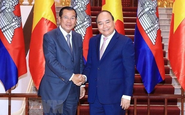  Then Prime Minister Nguyen Xuan Phuc (R) welcomes his Cambodian counterpart Samdech Techo Hun Sen during the latter's visit to Viet Nam in October 2019. (Photo: VNA)