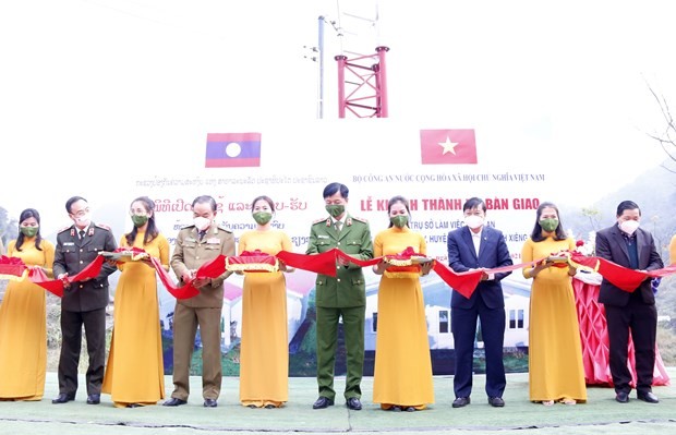 Officials of Vietnam and Laos cut the ribbon to inaugurate the police station in in Nonghet village of Nonghet district, Xiengkhouang province, on December 25. (Photo: VNA)