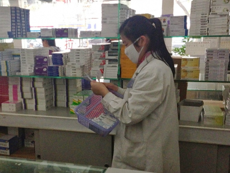 Bệnh nhân Trung Quốc “đánh cược” với thị trường thuốc chợ đen