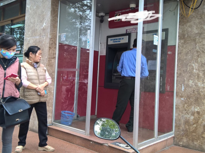 ATM nghẽn mạng, hết tiền trong ngày cao điểm mua sắm