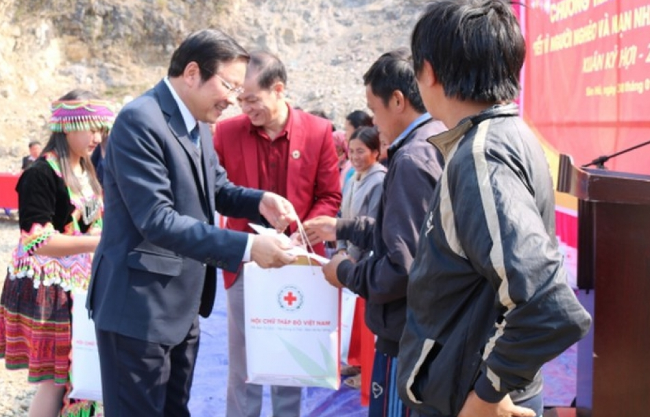Tặng quà Tết cho đồng bào nghèo tại tỉnh Lai Châu