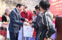 Tặng quà Tết cho đồng bào nghèo tại tỉnh Lai Châu