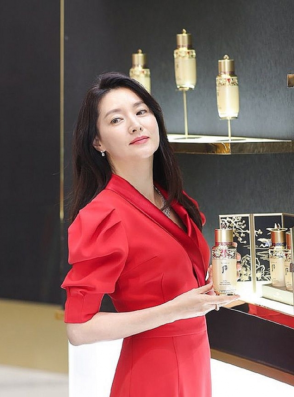 Nhan sắc mặn mà tuổi 50 của 'bảo vật quốc gia' Lee Young Ae