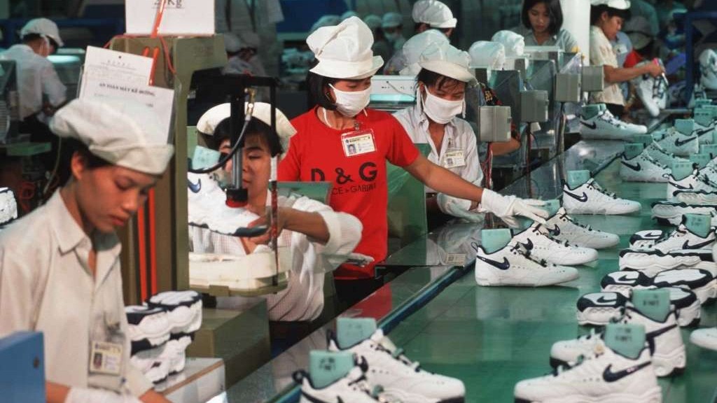 Nike, Adidas 'chuộng' Việt Nam hơn Trung Quốc