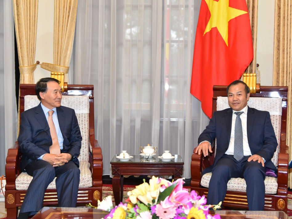 Thứ trưởng Vũ Hồng Nam tiếp Tập đoàn điện tử Samsung tại Việt Nam