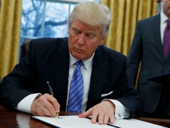 Tổng thống Mỹ ký sắc lệnh cắt giảm quy định liên bang
