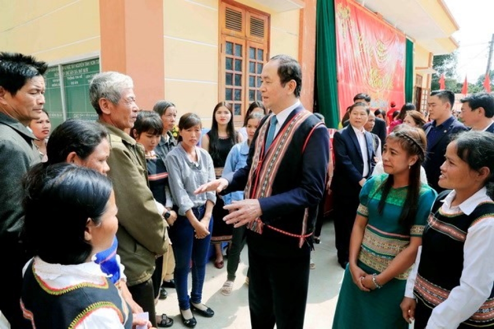 president visits kon tum ahead of traditional tet