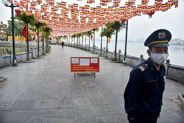Trước đường vào chùa Trấn Quốc có lực lượng an ninh túc trực nhắc nhở du khách ra về.
