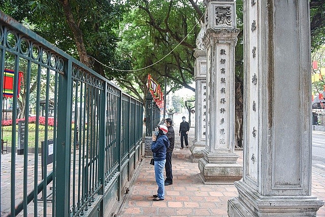 Loạt di tích nổi tiếng ở Hà Nội đóng cửa, du khách ngậm ngùi ngắm cảnh từ xa