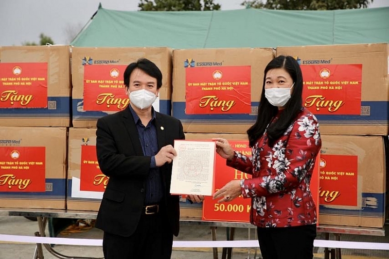 Hà Nội hỗ trợ 2 tỷ đồng, tặng 50.000 khẩu trang y tế giúp Hải Dương chống dịch