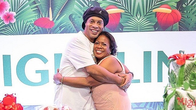Mẹ danh thủ Ronaldinho qua đời vì nhiễm Covid-19