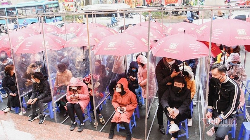 Bất chấp mưa rét, người dân Hà Nội chen chân mua vàng Thần tài