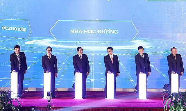 Thủ tướng Phạm Minh Chính và các đại biểu thực hiện nghi thức công bố (Ảnh: TTXVN)