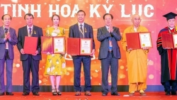 Gốm Đất Việt đón nhận kỷ niệm chương 'Tinh hoa kỷ lục'