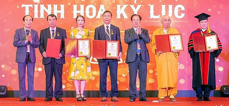 Gốm Đất Việt đón nhận kỷ niệm chương 'Tinh hoa kỷ lục'