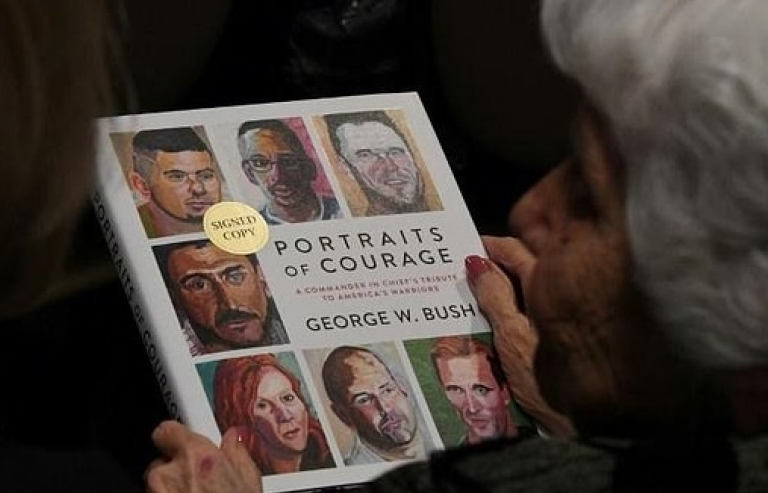 Sách ảnh của cựu Tổng thống Bush lọt vào top sách bán chạy