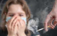 Phụ nữ Việt Nam bị mắc nhiều bệnh liên quan đến hút thuốc lá thụ động