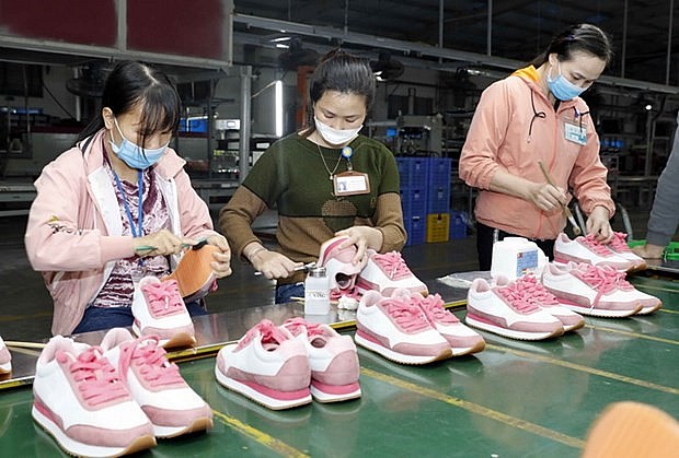 Xuất khẩu ngày 28/2-4/3: Xung đột Nga-Ukraine ảnh hưởng gì đến xuất nhập khẩu? Việt Nam lần đầu chiếm 10% thị phần giày xuất khẩu thế giới