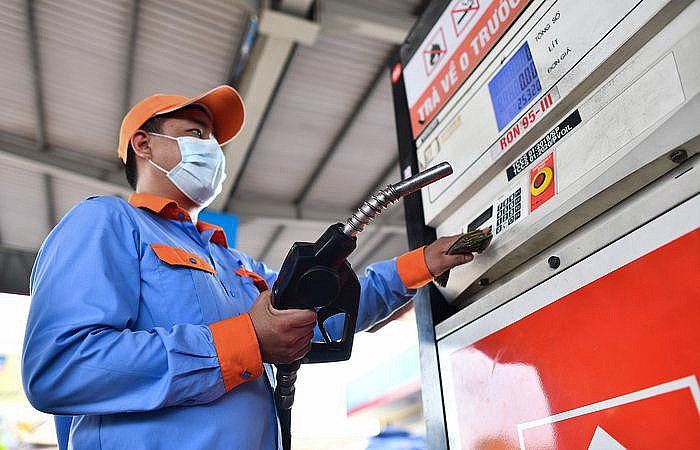 Giá xăng dầu hôm nay 1/11: Dầu thô thế giới lao dốc; giá xăng trong nước dự báo tăng từ 500-700 đồng/lít vào chiều nay