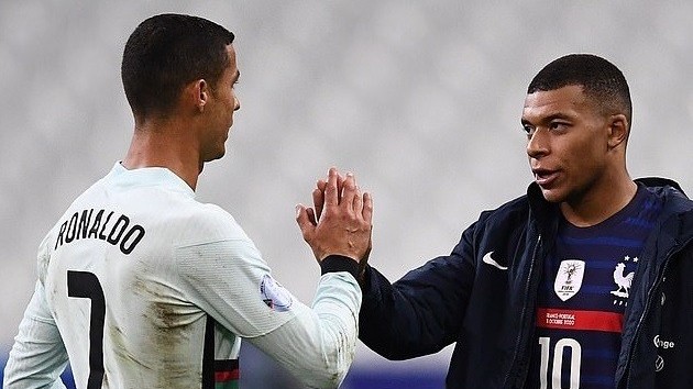PSG ký Ronaldo khi Mbappe gia nhập Real Madrid