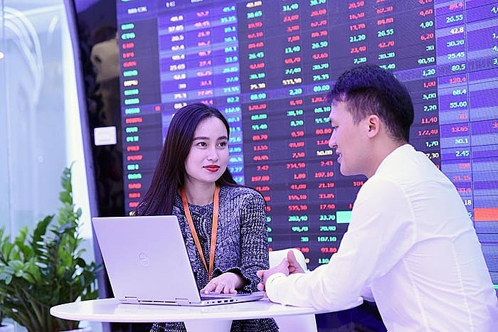Nhà đầu tư giao dịch tại một sàn chứng khoán ở Hà Nội. (Nguồn: KTĐT)